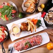 アクセスが便利な【EBISU　GRILL　Tefu　Tefu　恵比寿店】。広々とした店内は最大80名まで入るので、2次会などの貸切パーティや宴会にもぴったりです。着席スタイルのビュッフェで、ゆったりと食事ができます。