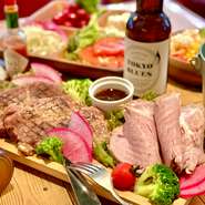 当店自慢の熟成ポーク。
香ばしく焼き上げられたお肉と低温調理でしっとりと肉質のローストポークがメイン。ビールやスパークリングワインが飲めちゃう2時間の飲放題付き。