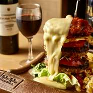 牛100%を使用したジューシーなハンバーグでトマト・アボカドを贅沢にサンドした贅沢な肉バーガー。仕上げに焼き立てのラクレットチーズをふんだんにかけてお召し上がりください。