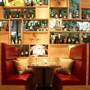 恵比寿駅から徒歩1分という立地もあり、仕事や買い物帰りに立ち寄る方が多いです。なかでも仕事を終えた30代前後の方達のディナーに利用されています。落ち着いた雰囲気なのでゆったりと二人の時間を過ごせますよ。