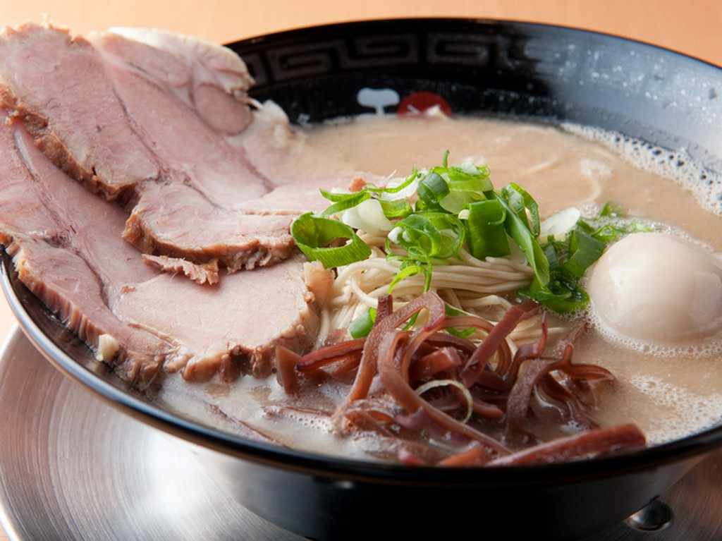 ひとりでも入りやすい、きれいなカウンター席のあるラーメン店