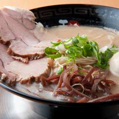 ひとりでも入りやすい、きれいなカウンター席のあるラーメン店