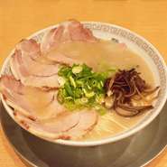 チャーシューのタレは甘味とコクのある福岡産のニビシしょうゆでじっくり煮込まれているから、とろとろ！