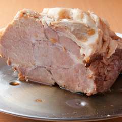 やわらかく煮込んだ『自家製チャーシュー』