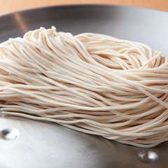 福岡から取り寄せたストレート細麺が、おいしさの決め手