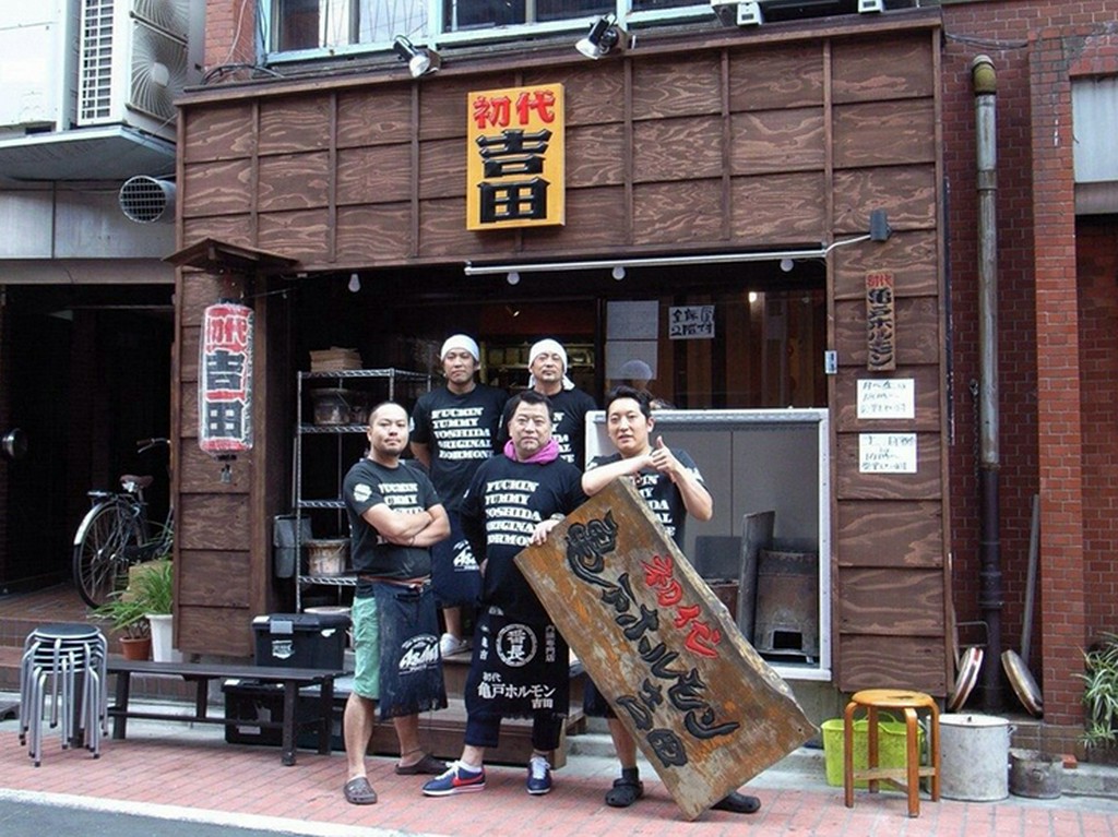 シンプルな文字で書かれた【初代　吉田】の看板が存在感を放つ