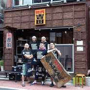 有名店「亀戸ホルモン」のホルモン番長こと吉田氏が独立し、2014年夏にオープンしたお店。元気なスタッフさんたちの対応も気持ちよく、今日のおすすめ、どんなホルモンか、聞けばていねいに説明してくます。