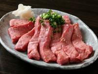 脂ののりがよい牛タンの根元の部分だけを使っています。厚切りなのでお肉の旨みが逃げず、食べ応えあり。