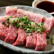 赤みの肉に入り込んだ脂肪に甘みがあり、肉好きにおすすめの部位。わさび醤油でさっぱりと。※写真は2人前
