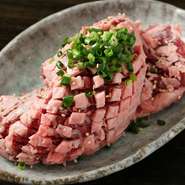 ハラミのステーキ。約300gの一枚肉を焼いてから切り分けて食べるので、ジューシーな肉の旨みを楽しめます。