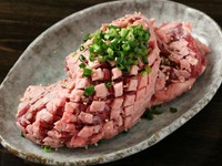 ハラミのステーキ。約300gの一枚肉を焼いてから切り分けて食べるので、ジューシーな肉の旨みを楽しめます。