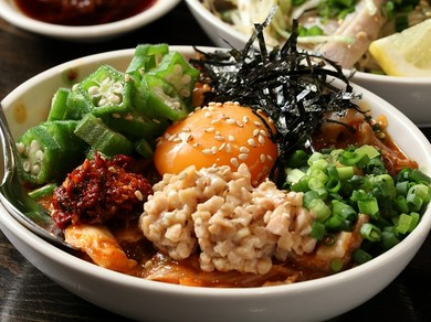 ガツ、ハツ、コブクロ、野菜などそれぞれの食感が楽しい『爆弾』