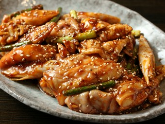 何が入るかはお楽しみ。7種のホルモンを盛り合せた『闇盛り』