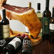スペインとイタリア産のワインが、料理の風味を引き立てます