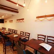 白を基調にしたインテリアはとてもシンプルで、食事とお酒を気兼ねなく楽しめる落ち着いた雰囲気です。テーブル席がある2階は天井が高く開放感も抜群。家族や友人など、大切な人との時間をぜひ過ごしてください。