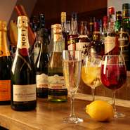 樽につめることで味わいがまろやかになる『樽生スパークリングポールスター』や、ワインが苦手な女性にも人気の3日間かけて仕込む『自家製サングリア』など、アルコールも幅広くとりそろえています。