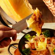熱々で味わいたい料理は、お客さまの目の前で仕上げを