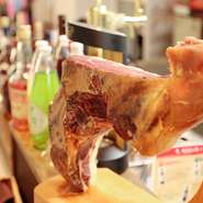 スペインから輸入した『ハモンセラーノ』は見た目も圧巻。舌の上でとろける濃厚な風味を堪能してください。