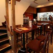 1階はハイテーブルのカウンター席を用意しているので、一人でも気兼ねなく料理とお酒を楽しめます。