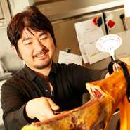 脂が口のなかでとろける『ハモンセラーノ』は、原木をスペインから輸入しています。注文を受けてから切り分けてお出ししているので、ジューシーな味わいを楽しんでいただけるはずです。