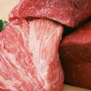 もも肉の内側の希少な部位。サーロインより脂がサッパリして柔らかすぎず、ほど良い食感が楽しめます。塩胡椒で味わうのはもちろん、ポン酢や自家製ネギわさびもおすすめです。
