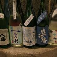 修業時代のスペインで、海外でも評価される日本酒の良さを実感した久保シェフ。蔵の見学や試飲会などで今も味覚を鍛え続け、厳選した銘柄を取り揃えています。