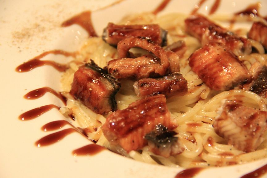 ●温製　ウナギの照り焼きのせ　ワサビクリームパスタ