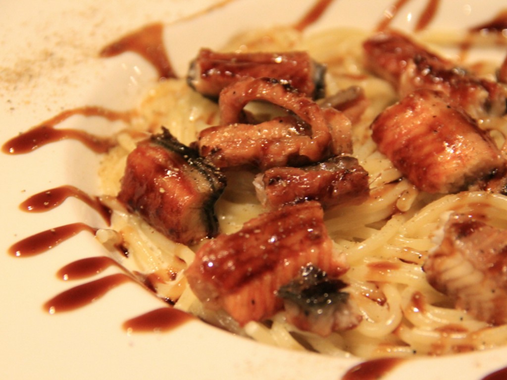 ●温製　ウナギの照り焼きのせ　ワサビクリームパスタ