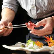 新鮮な季節の素材をふんだんに使った創作和食。熟練した料理人が、丹精込めて調理した本格的な味を堪能できます。彩り鮮やかな美しい盛り付けで、目で見て楽しめるのもうれしい。