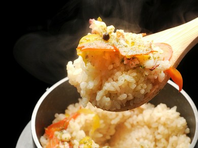おこげの香りが食欲をそそる『季節の釜飯』