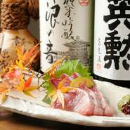 料理に使う食材はすべて厳選しています。季節の味を活かしながら、丁寧に調理。『寒ブリお造り』は今が旬のブリを見た目でも楽しめるよう、盛り付けにもこだわって仕上げています。