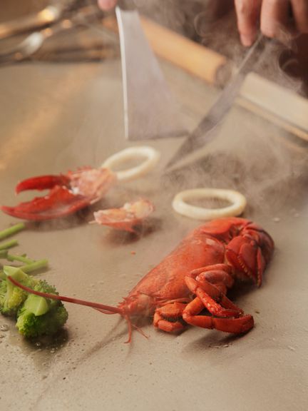 お肉を焼くパフォーマンスの臨場感がたまりません