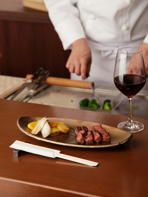 目の前で焼かれた熱々のお肉を味わう…鉄板焼きならではの醍醐味