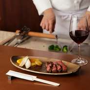 このお店へ訪れたなら、一度はカウンター席で鉄板焼きが鮮やかに焼き上げられる様子を楽しみたいもの。