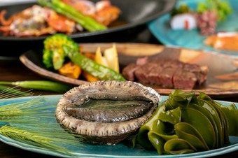 活オマール海老の鉄板焼きが付いたボリューム感あるコースです。