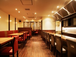 差し色の赤が映える、モダンかつお洒落なお店で女子会を