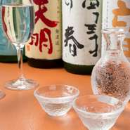お客さまにいろいろな日本酒をお楽しみいただけるように。その想いから【いつき】の日本酒のラインナップの多くが“一期一会”。料理に合った日本酒の紹介も可能なので、気軽に店主までご相談を。