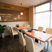 木の温もりが漂う店内は、居心地の良さも抜群。カウンターでゆっくりと過ごすも良し、大切な人と和やかなひとときを過ごすも良し。訪れる人をあたたかく迎えてくれる心地良さが溢れるお店です。