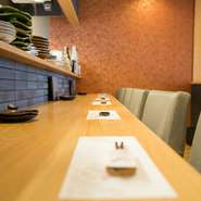 座り心地の良いイスで、のんびりと食事ができるカウンター席。目線も少し高めのため、カウンター越しに店主との会話も楽しめるお1人さまの特等席です。