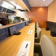 デートで【いつき】に訪れる際には、カウンター席をぜひ。ジャズが流れるゆったりとした空間で、恋人と隣同士で乾杯…。そんな小粋なひとときを過ごせます。