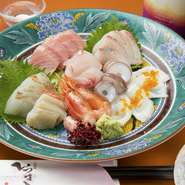 料理人自らが市場へ足を運び、厳選した旬の鮮魚。地元の海で獲れたものを中心に、その季節ならではの味わいで楽しませてくれます。