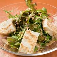 お店で手づくりした豆腐を使用したヘルシーなサラダ。特製のドレッシングが、豆腐の味わいを引き立てています。
