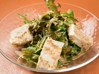 お店で手づくりした豆腐を使用したヘルシーなサラダ。特製のドレッシングが、豆腐の味わいを引き立てています。