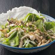 浜松産のきのこと、有機野菜がたっぷり盛り込まれたサラダ。自家製のフレンチドレッシングがよく合います。
