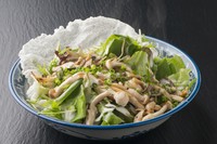 浜松産のきのこと、有機野菜がたっぷり盛り込まれたサラダ。自家製のフレンチドレッシングがよく合います。
