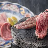 富士山の溶岩プレートで焼き上げる、上質なサーロイン肉。自分で焼く楽しさも醍醐味のひと品。繊細な味わいのお肉に、すだちを搾ってさっぱりと召し上がれ。