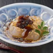 つるんと冷ややかで絶妙な食感のわらびもちは、ゲストからの評価も高い手づくり甘味。※できたてを用意するので、オーダーから15～20分ほどお時間がかかるとのこと。