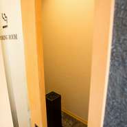 店内には喫煙ブースも完備。喫煙者・非喫煙者にも優しいお店づくりが魅力です。