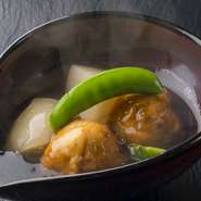 京料理店での修業経験から、京野菜を使った料理もお出ししています。『レンコンひりゅうずと聖護院かぶ煮』もそのひとつ。自家製のひりゅうずと京都直送の聖護院かぶに銀あんをかけ、薄味に仕上げた一品です。