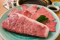 特選ステーキ・焼きしゃぶ・ライス。ステーキはサーロイン。焼きしゃぶは、さっとひと炙りの焼き加減で。